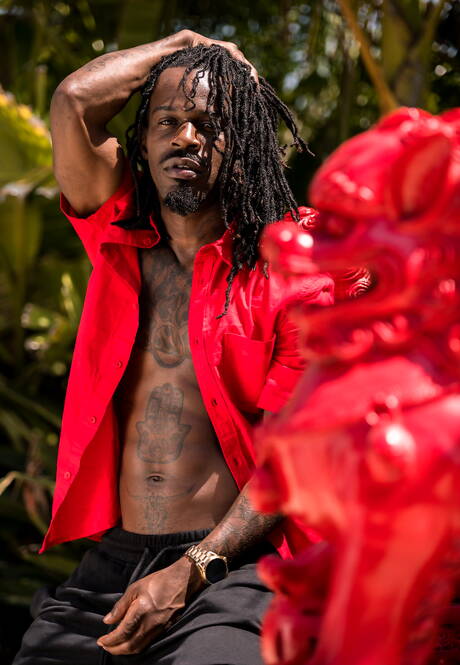 Ebony superstud Fame toont een goed gebouwd lichaam bij het zwembad