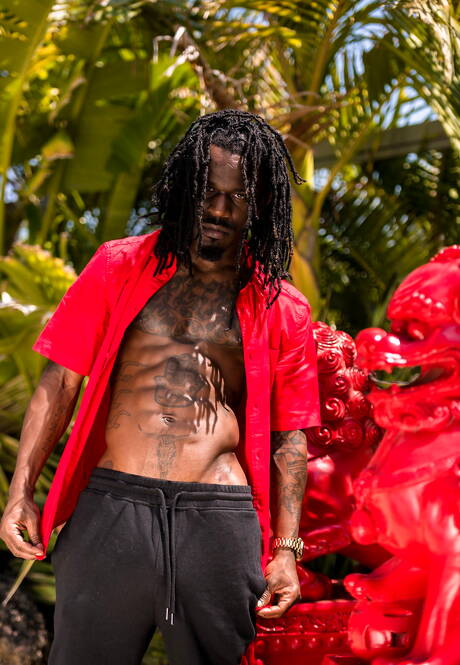 Ebony superstud Fame toont een goed gebouwd lichaam bij het zwembad