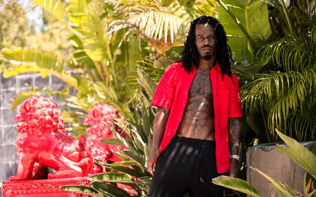 Ebony superstud Fame toont een goed gebouwd lichaam bij het zwembad