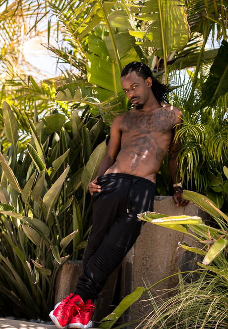 Ebony superstud Fame toont een goed gebouwd lichaam bij het zwembad