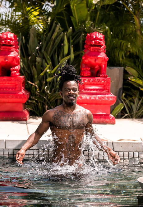 Ebony superstud Fame toont een goed gebouwd lichaam bij het zwembad