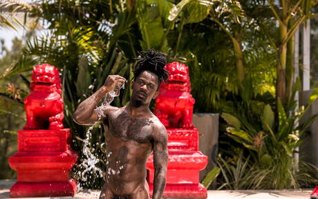 Ebony superstud Fame toont een goed gebouwd lichaam bij het zwembad