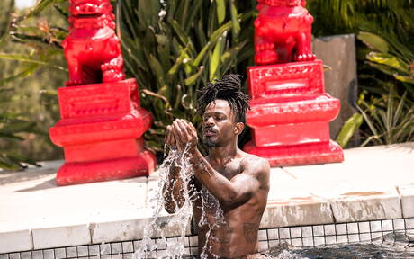 Ebony superstud Fame toont een goed gebouwd lichaam bij het zwembad