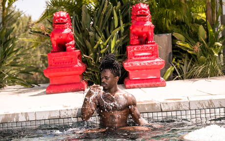 Ebony superstud Fame toont een goed gebouwd lichaam bij het zwembad