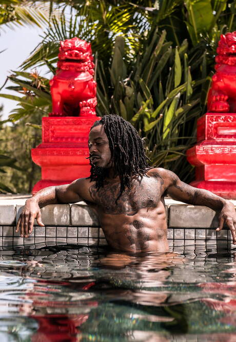 Ebony superstud Fame toont een goed gebouwd lichaam bij het zwembad