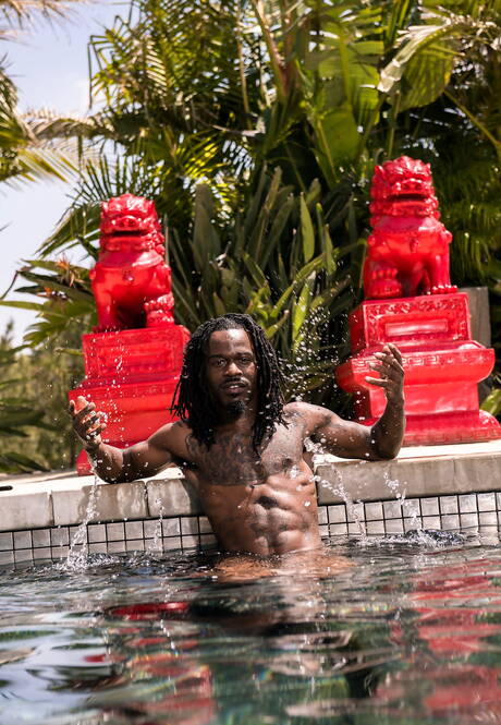 Ebony superstud Fame toont een goed gebouwd lichaam bij het zwembad