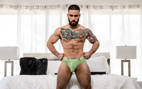 Taye Scott und der lateinamerikanische Otter Papi Suave haben heißen interracial Sex