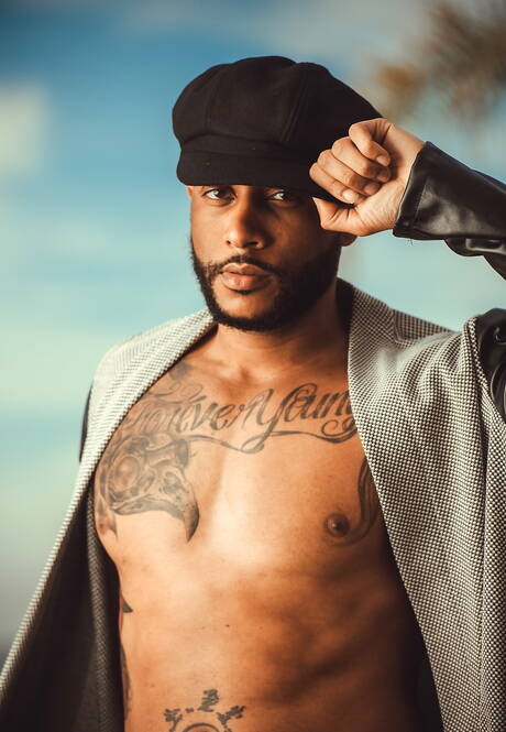 Der schwarze Adonis Jaxx Maxim zeigt am Pool einen perfekten Körper