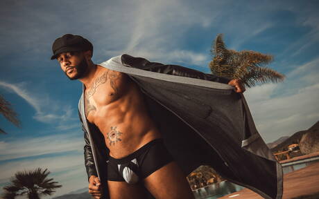 Der schwarze Adonis Jaxx Maxim zeigt am Pool einen perfekten Körper