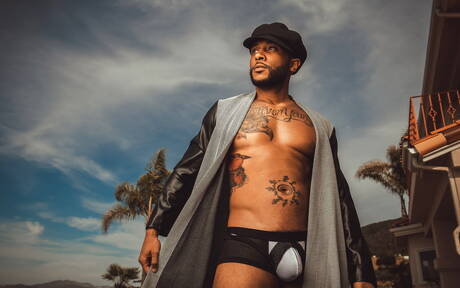 Der schwarze Adonis Jaxx Maxim zeigt am Pool einen perfekten Körper