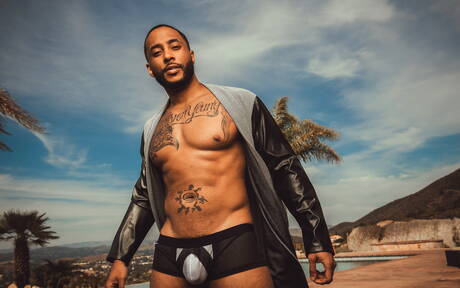 Der schwarze Adonis Jaxx Maxim zeigt am Pool einen perfekten Körper