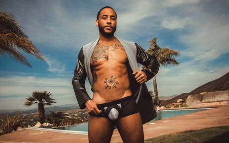 Der schwarze Adonis Jaxx Maxim zeigt am Pool einen perfekten Körper