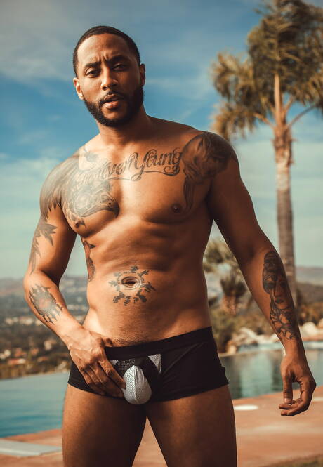 Der schwarze Adonis Jaxx Maxim zeigt am Pool einen perfekten Körper