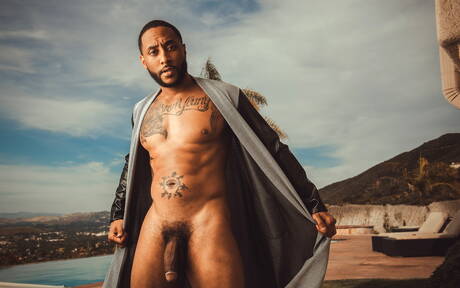 Der schwarze Adonis Jaxx Maxim zeigt am Pool einen perfekten Körper