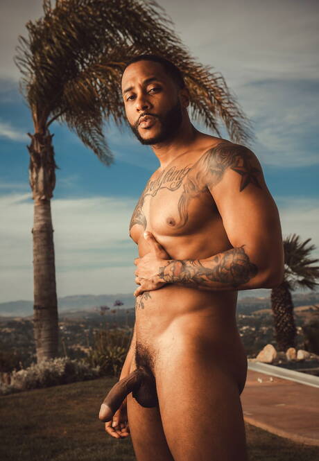 Der schwarze Adonis Jaxx Maxim zeigt am Pool einen perfekten Körper