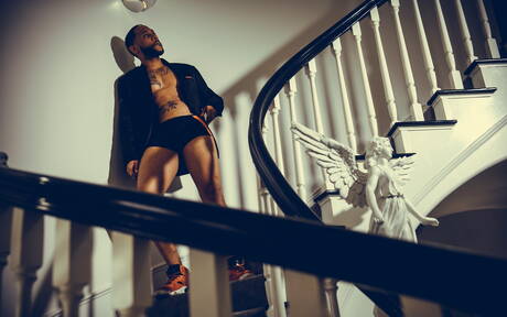 Der schwarze Adonis Jaxx Maxim zeigt am Pool einen perfekten Körper