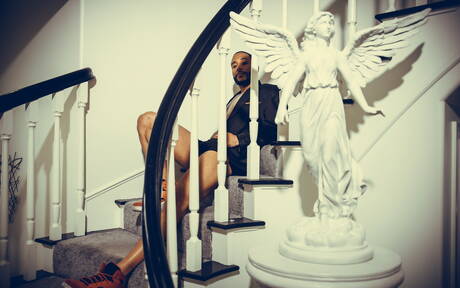 Der schwarze Adonis Jaxx Maxim zeigt am Pool einen perfekten Körper