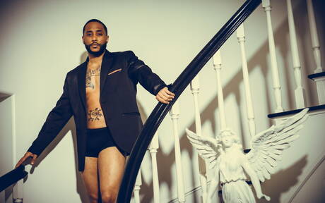 Der schwarze Adonis Jaxx Maxim zeigt am Pool einen perfekten Körper