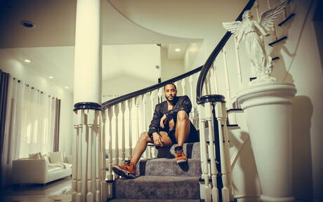 Der schwarze Adonis Jaxx Maxim zeigt am Pool einen perfekten Körper