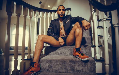 Der schwarze Adonis Jaxx Maxim zeigt am Pool einen perfekten Körper