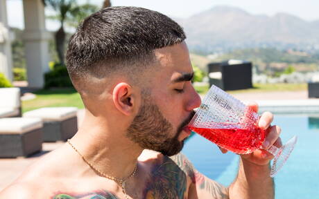 Der schwarze harte Kerl Deangelo Jackson und der lateinamerikanische Otter Papi Suave ficken nach dem interracialen Schwanzlutschen im Pool