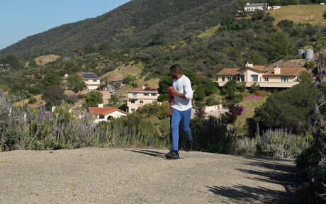 Black beefy Aaron Reese and muscular Leon Reddz in hard anal sex outdoor