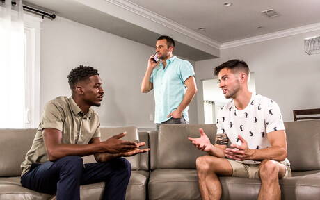 Podnieceni faceci Marquee D.angelo, Casey Everett i Colby Tucker w trójkącie międzyrasowego seksu