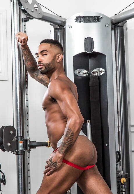 Piękni amerykańscy faceci, umięśnieni Remy Cruze i umięśniony Tyler Roberts ruchają się w dupę po międzyrasowym ssaniu