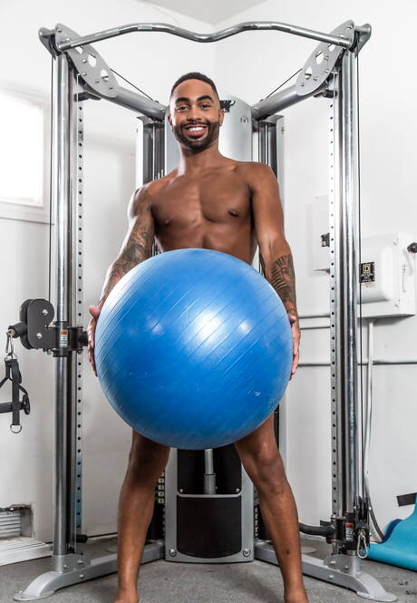 Noir Male: Piękni amerykańscy faceci, umięśnieni Remy Cruze i umięśniony Tyler Roberts ruchają się w dupę po międzyrasowym ssaniu