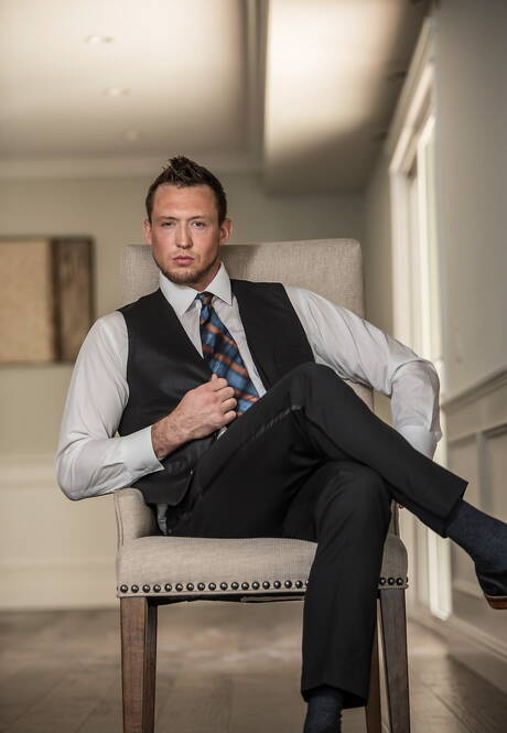 美國著名肌肉男皮爾斯·帕里斯和大力士特雷利諾進行跨種族肛交