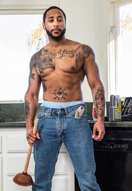 Heiße Jungs: Devin Franco, Jaxx Maxim und Dillon Diaz beim interracialen Gruppensex in der Küche