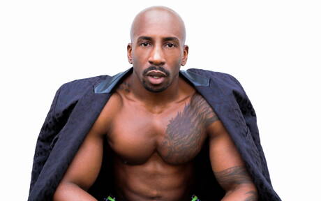 Black strong bull Max Konnor posing nude and showing hot ass outside