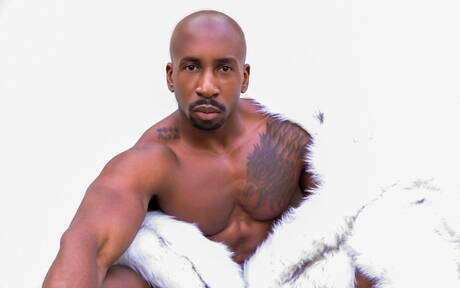 Black strong bull Max Konnor posing nude and showing hot ass outside