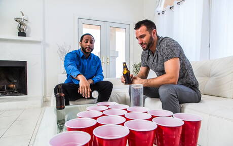 Piękni amerykańscy faceci, muskularny Colby Tucker i superogier Jaxx Maxim w gorącym międzyrasowym ruchaniu w tyłek