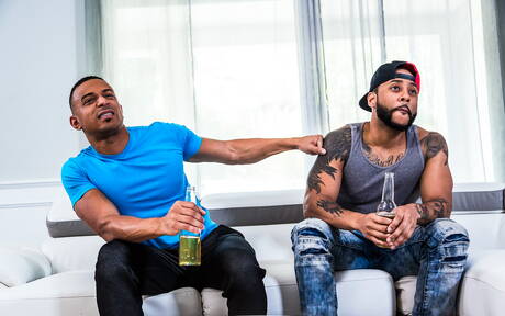 Dos estadounidenses, el semental peludo Zario Travezz y el cachas Jaxx Maxim, se chupan y se follan entre sí