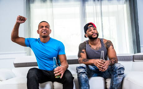 Dos estadounidenses, el semental peludo Zario Travezz y el cachas Jaxx Maxim, se chupan y se follan entre sí