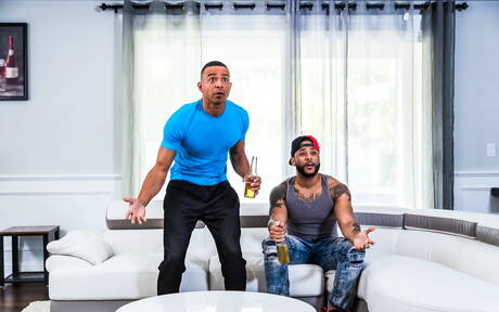 Dos estadounidenses, el semental peludo Zario Travezz y el cachas Jaxx Maxim, se chupan y se follan entre sí