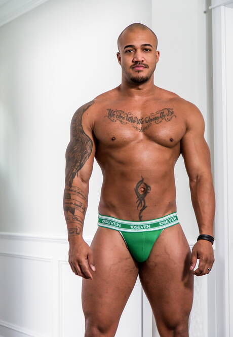 Noir Male: Black well-built Jason Vario and american strongman Nick Fitt have a good interracial sex