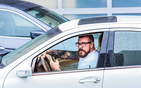 Las estrellas porno estadounidenses Liam Cyber y el supersemental Rocco Steele tienen un buen sexo anal interracial al aire libre.