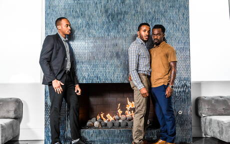 興奮した仲間のフェニックス・フェリントン、トレント・キング、フェイムが3Pファックアクションで登場