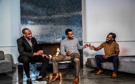 興奮した仲間のフェニックス・フェリントン、トレント・キング、フェイムが3Pファックアクションで登場