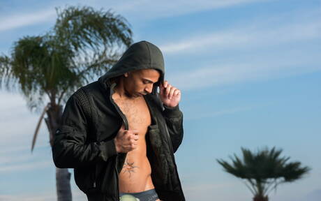 Der haarige Ebenholzhengst Zario Travezz zeigt einen wunderschönen Körper im Pool