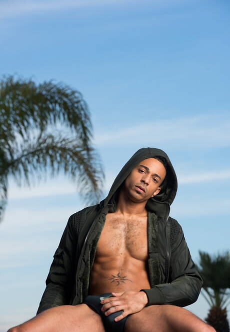 Der haarige Ebenholzhengst Zario Travezz zeigt einen wunderschönen Körper im Pool