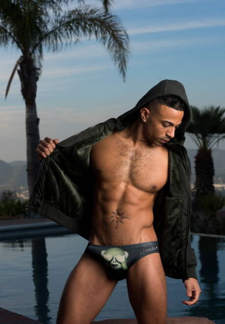 Der haarige Ebenholzhengst Zario Travezz zeigt einen wunderschönen Körper im Pool