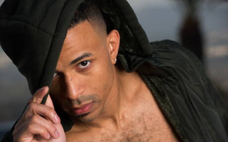 Der haarige Ebenholzhengst Zario Travezz zeigt einen wunderschönen Körper im Pool