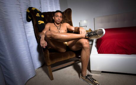 Black otter Zario Travezz undressing and showing tight butt