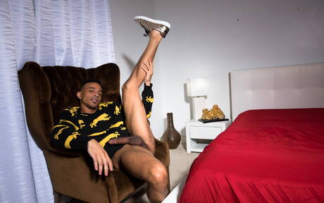 Nutria negra Zario Travezz desnudándose y mostrando su trasero apretado