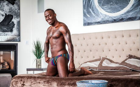 Le beau gosse américain Wesley Woods et Avatar Akyia baisent un cul interracial après avoir sucé une bite à l