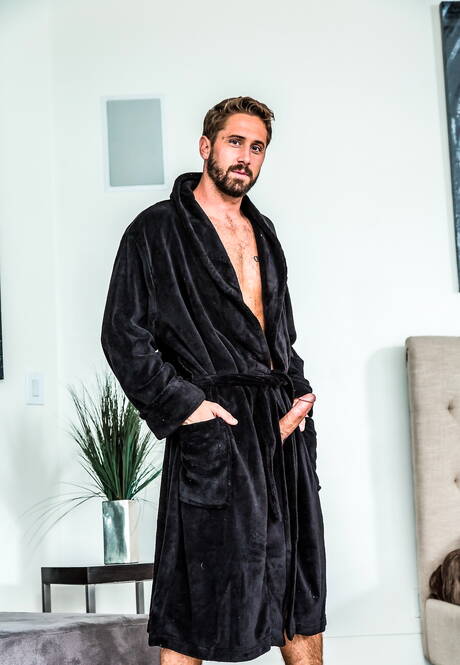 Le beau gosse américain Wesley Woods et Avatar Akyia baisent un cul interracial après avoir sucé une bite à l