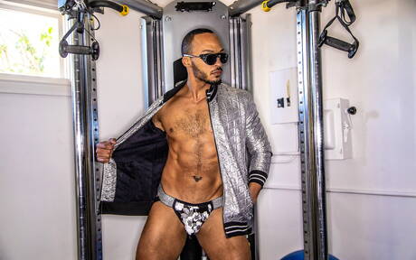 Der schwarze harte Kerl Dillon Diaz zeigt einen muskulösen Körper